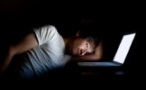 Une femme inquiète de voir son mari se googliser toute la nuit