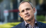 Le dernier homme qui a confiance dans les politiques commence à douter, un peu