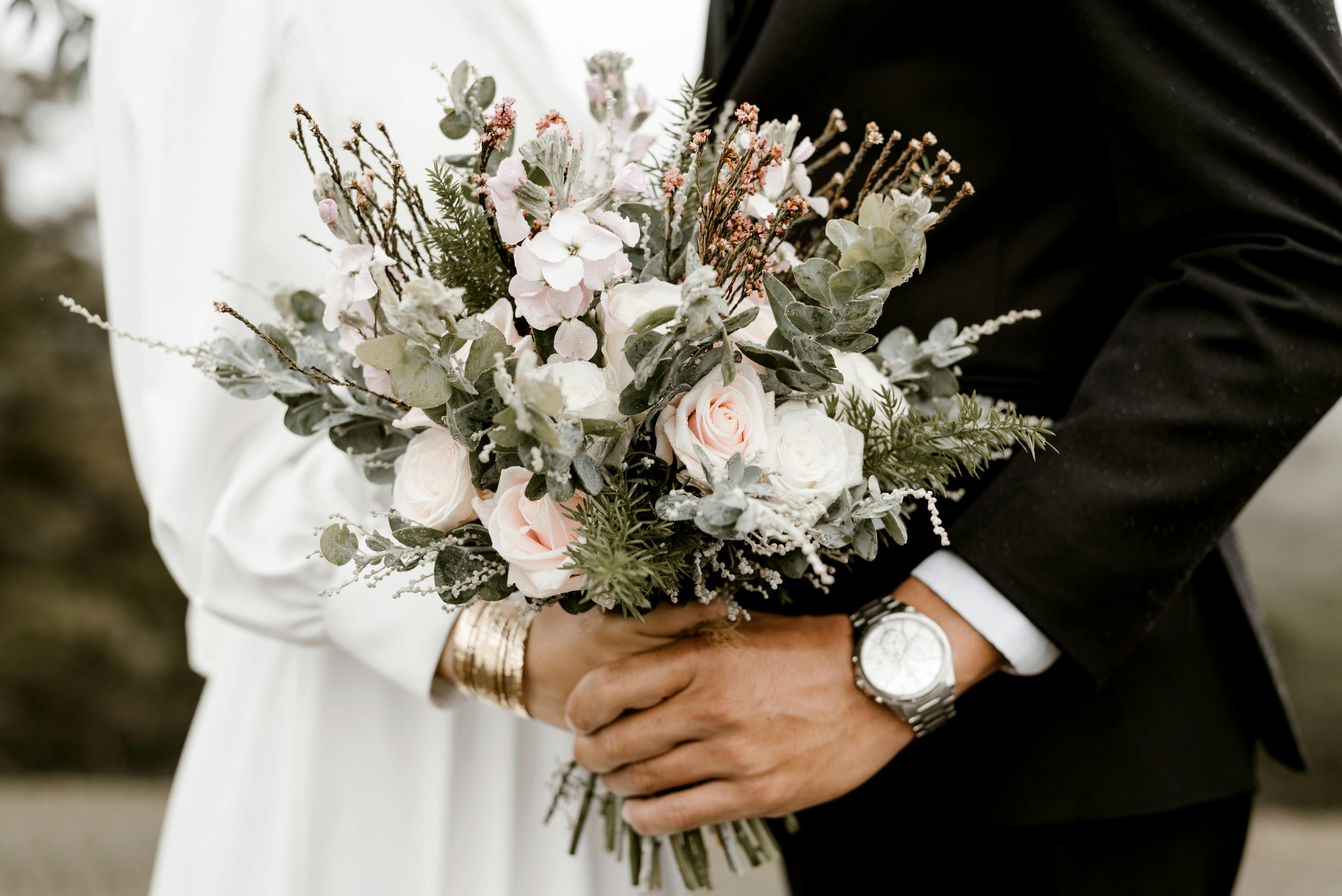 Trente ans après avoir attrapé le bouquet de la mariée, elle est toujours célibataire