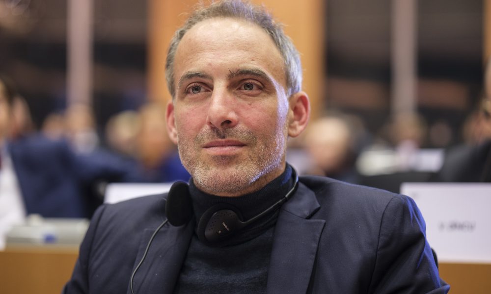 Après plusieurs échecs, Raphaël Glucksmann demande finalement à Léa Salamé d’ouvrir un pot de moutarde