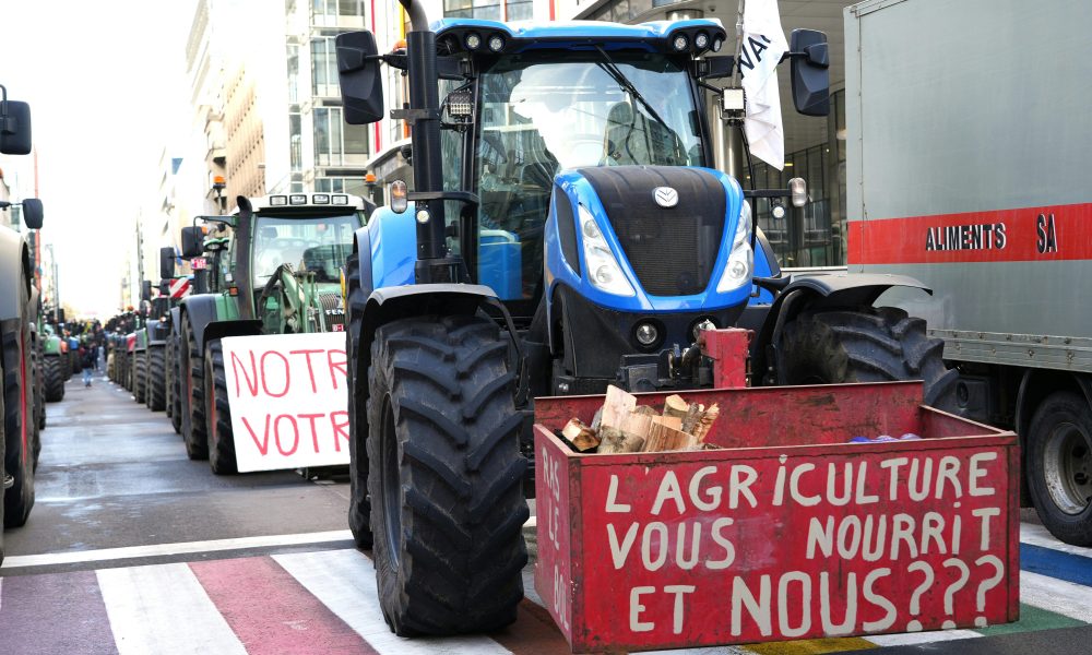Des agriculteurs qui tentaient de rejoindre Paris font demi-tour après avoir croisé une boucherie végane et un bar à œufs