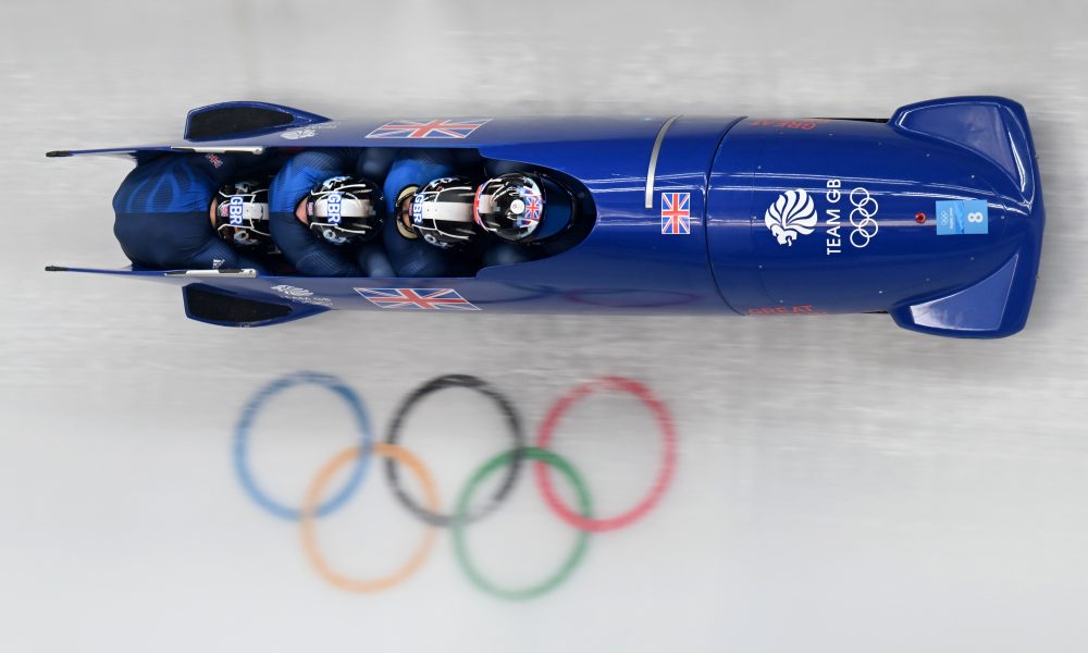 Milan-Cortina 2026 – Après avoir atteint 88 miles à l’heure, une équipe de bobsleigh se retrouve en 1955