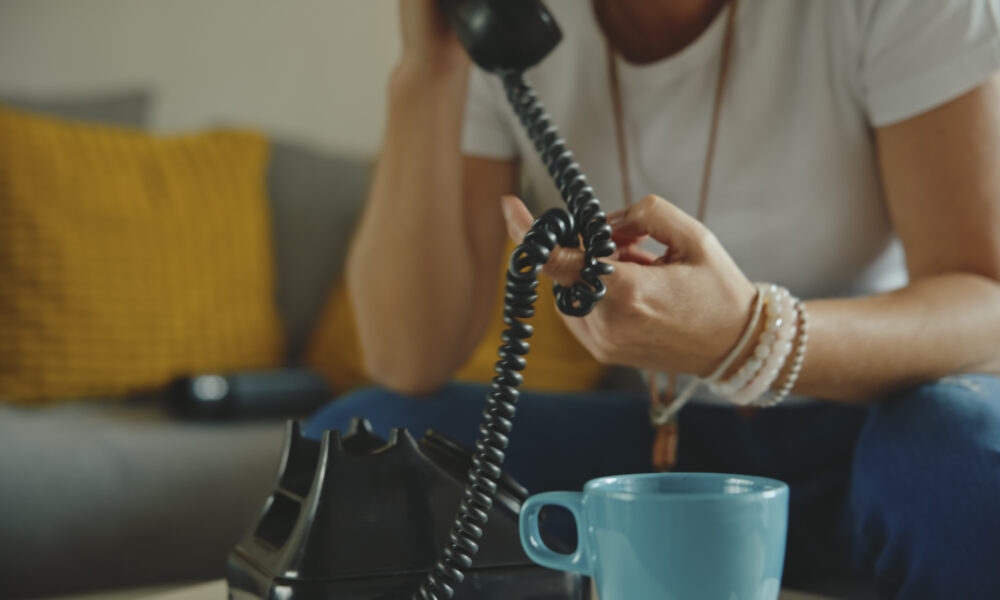 Après 15 ans sans appels, le gouvernement ferme son numéro vert destiné aux introvertis