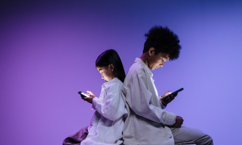 Privés de smartphone à l’école, les enfants obligés de se harceler « à l’ancienne »