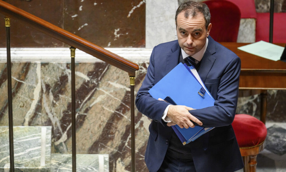 À bout, Sébastien Lecornu dépose une motion de censure contre lui-même