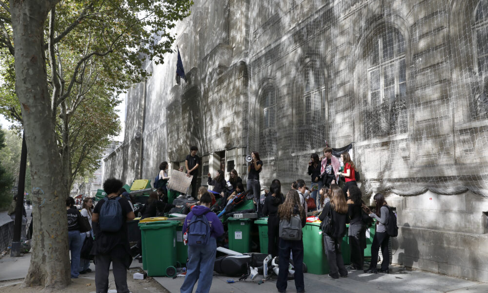 Blocus des lycées – Les CRS tentent de disperser les lycéens en leur répétant qu’ils sont « cringe »