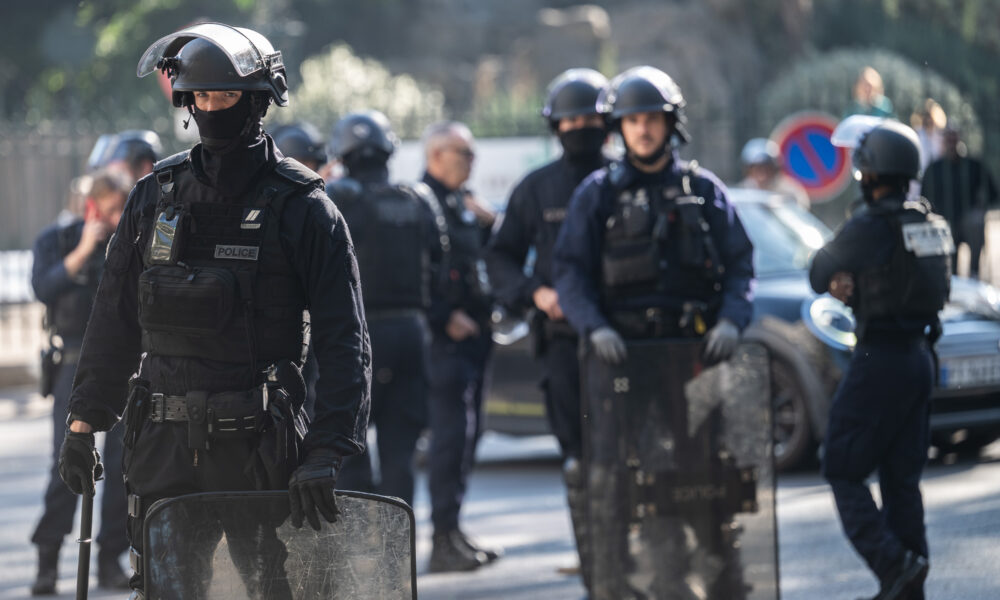 Blocus des lycées – Une dame du CDI projetée sur les forces de l’ordre