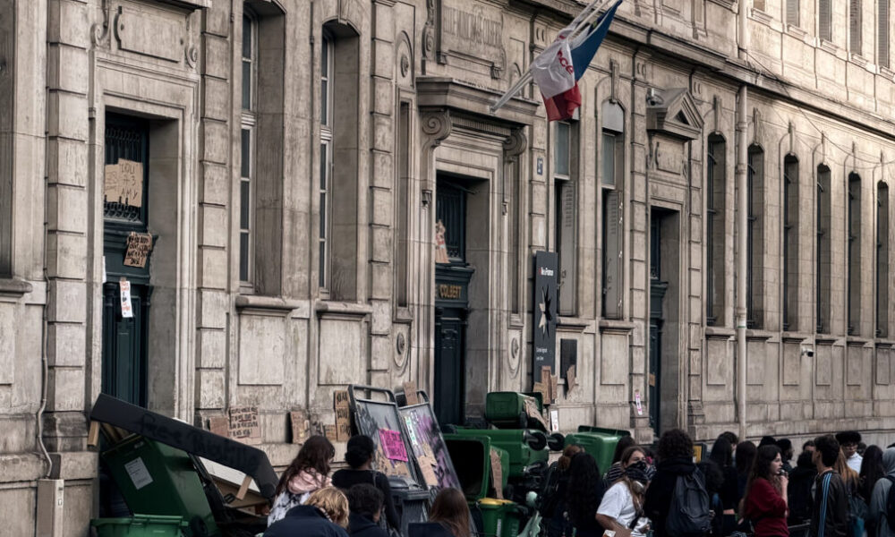 Face au manque de moyens dans les lycées, le gouvernement promet davantage de CRS