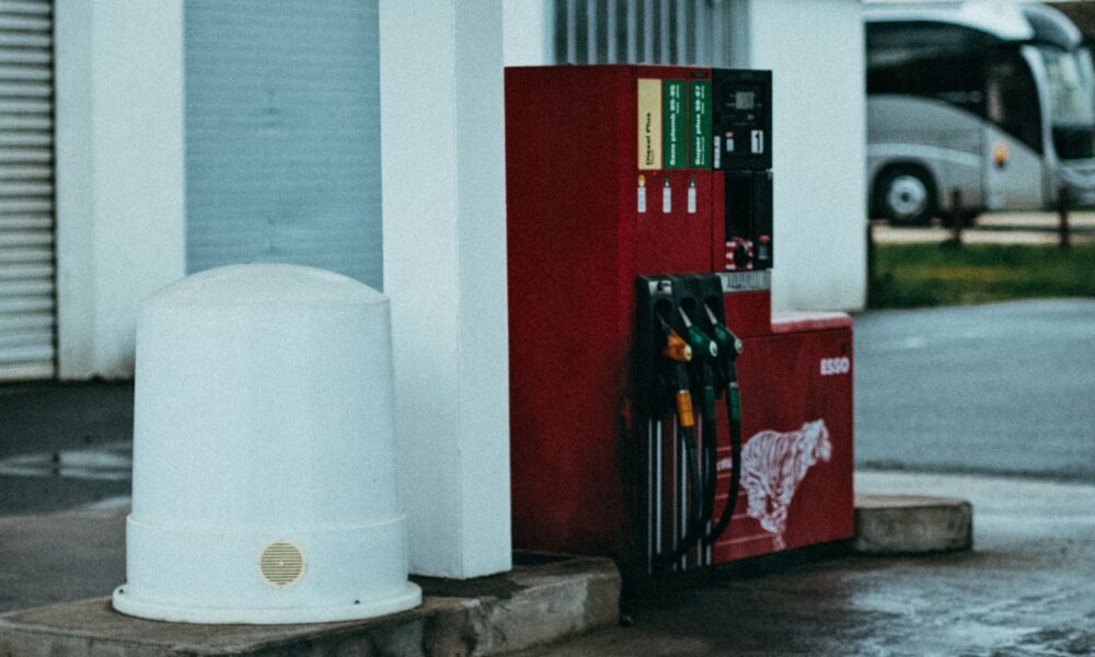 Faute de carburant, Emmanuel Macron conseille aux Français de faire « vroom vroom » avec leur bouche